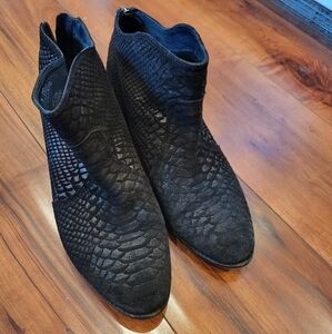 Seychelles brand textured leather boots. Gently used. Size 10